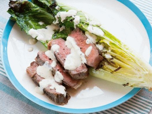 Salată Caesar foto cu friptura striploin la grătar