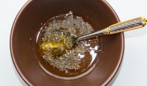  " ></li>
<li>Se udă salata cu pansamentul rezultat, se amestecă totul.  nostru salata de mare este gata, o puteți servi pe masă.  Am servit salata cu rulouri de pâine.  Bon pofta! </li>
</ol>
<h5><span id="Cuvinte_cheie">Cuvinte cheie: </span></h5>
<ul>
<li>creveți </li>
<li>calea mării </li>
<li>salata de mare </li>
</ul>
</p><script>
if (typeof jsInputerLaunch === 