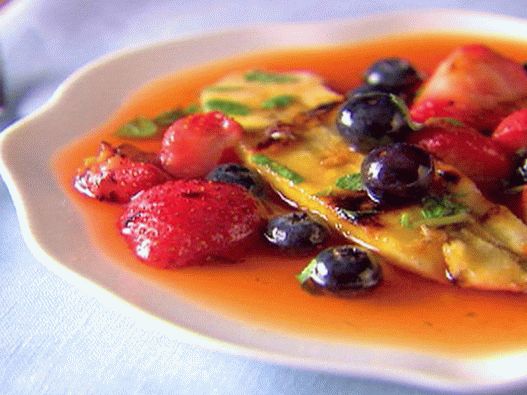 Salată de fructe la grătar foto