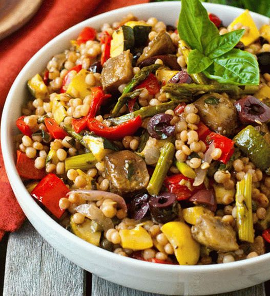 Salată foto de cuscus israelian și legume la grătar