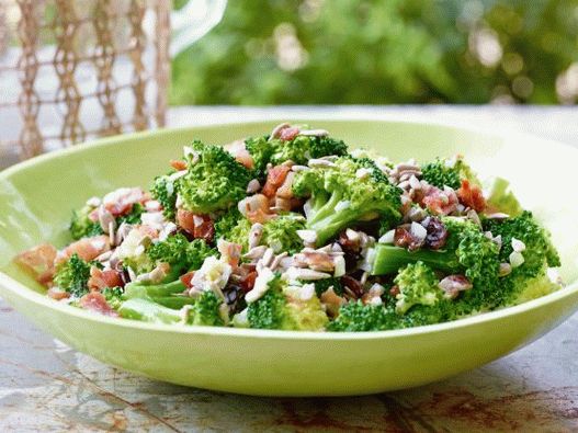 Salată de broccoli foto cu stafide