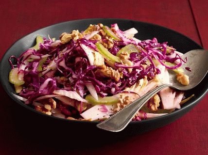 Salată foto cu varză roșie, indivină și țelină cu nuci