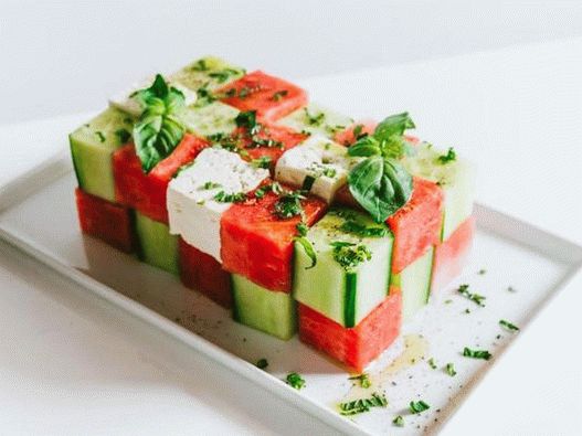 Foto Salată de cuburi de pepene verde, castraveți și feta