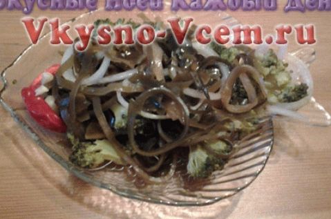 Salată de alge uscate cu broccoli