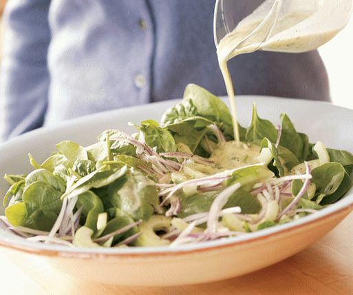 Foto Salată de castraveți și ceapă coaptă cu dressing de mentă și iaurt