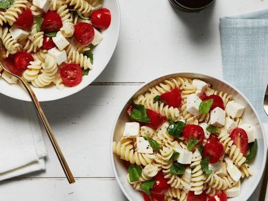 Foto Salată de paste Fusilli cu roșii și mozzarella proaspătă