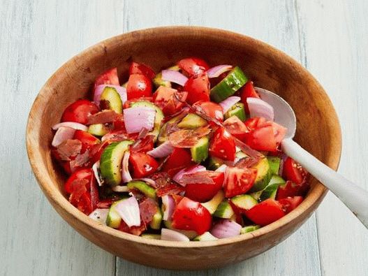 Salată de roșii cu pancetta crocantă