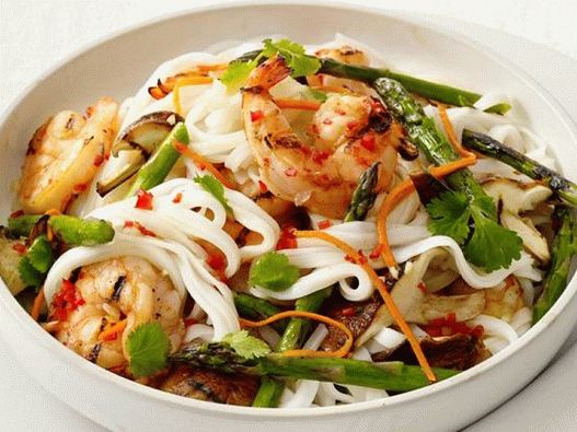 Foto Salată de tăiței de orez cu creveți la grătar