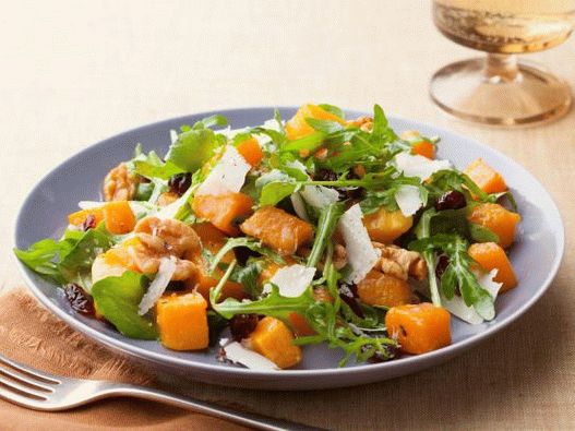 Foto Salată de dovleac de nucșoară coapte cu sos de vinetă caldă, brânză și nuci
