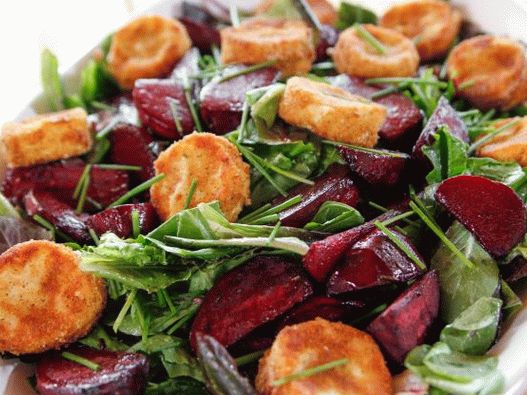 Foto Salată de sfeclă coaptă și brânză de capră prăjită