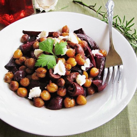 Foto Salată de sfeclă coaptă cu năut și ceapă roșie
