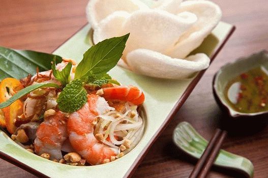 Foto cu salată verde de papaya cu creveți și carne de porc