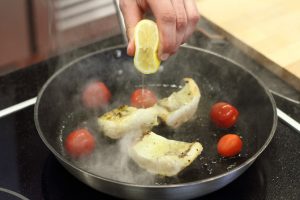  " ></p>
</li>
<li>
<p>Puneți ușor frunzele de salată pe o farfurie și puneți deasupra filet prăjit.  Pune roșiile pe marginile farfuriei și în centru, condimentează cu ulei de măsline.  <img src="/wp-content/uploads/images/salat_iz_zharenogo_okunya_foo_4.jpg"alt=