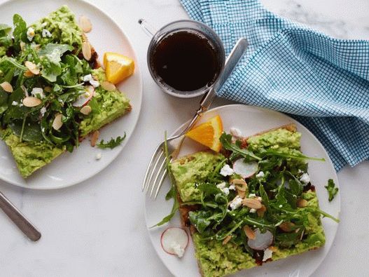 Salată foto pentru micul dejun cu avocado pe pâine prăjită