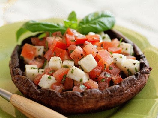 Salată de caprese foto cu capace de ciuperci pe grătar