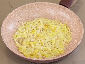  " ></li>
<li>Tăiați castraveții murati în paie. </li>
<li>Într-un bol combinați ușor carnea, ceapa, gălbenușurile, morcovii, castraveții sare și piper, condimentează cu maioneză de casă. </li>
<li>Pune masa rezultată pe un vas în formă de os. <img src="/wp-content/uploads/images/salat_kostochka_foo_4.jpg"alt=