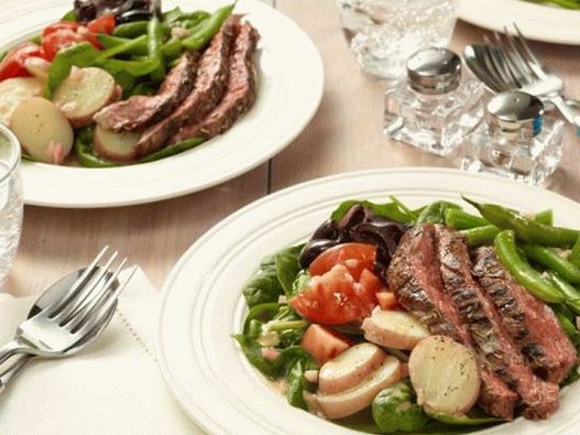 Fotografia Salatei Nicoise cu friptură la grătar