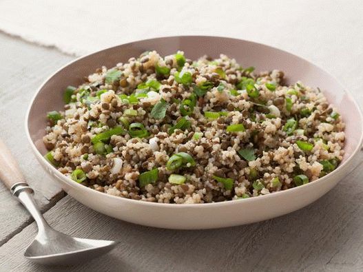 Salată foto cu linte și grâu de quinoa