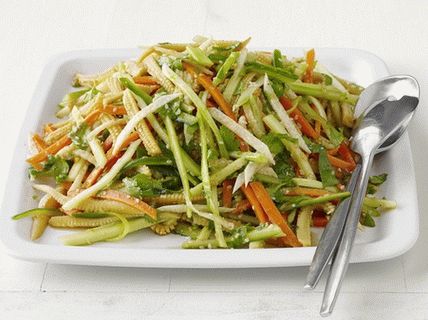 Foto salată de porumb, hikama și morcov în stil asiatic