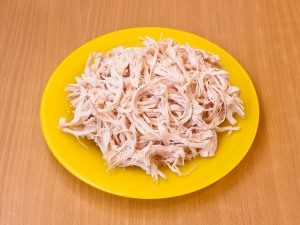 " ></li>
<li>Să facem pansament pentru salată: amestecăm uleiul de măsline într-un bol cu suc de lămâie sau de lămâie.  Adăugați usturoiul, zdrobit printr-o presă, ușor sare, piper, se amestecă, se lasă să se rumenească timp de 15 minute.  <img src="/wp-content/uploads/images/salat_s_kurinim_file_i_kedrovimi_oreshkami_foo_4.jpg"alt=