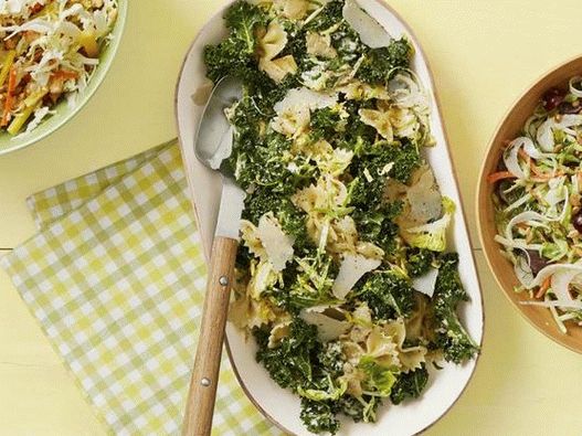 Salată foto cu arcuri de paste, varză de Bruxelles și pansament Cezar