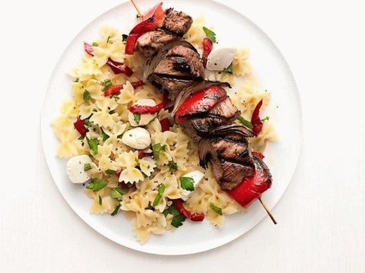 Salată foto cu farfalle de paste și carne de porc la grătar