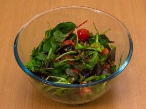  " ></li>
<li>Când se servește, se transferă într-o farfurie cu salată.  <img src="/wp-content/uploads/images/salat_s_mashem-_cherri_i_timyanom_foo_8.jpg"alt=