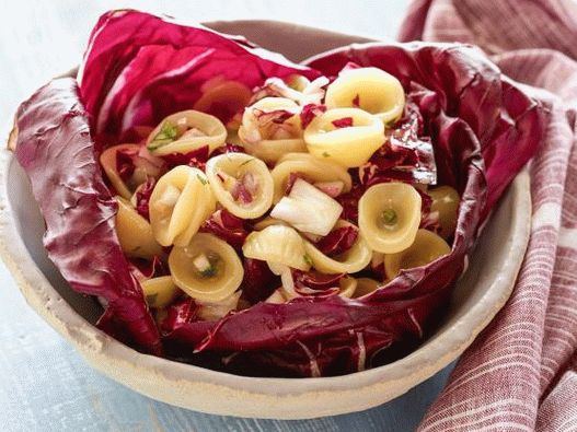 Salată foto cu paste și radicchio
