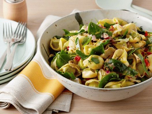 Salată foto cu tortellini, spanac și anghinare
