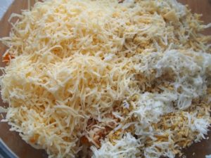  " ></li>
<li>Apoi, se adaugă ceapa verde, smântâna, se toarnă în sos de soia. <img src="/wp-content/uploads/images/salatnie_shariki_iz_konservirovannoj_ribi_foo_6.jpg"alt=