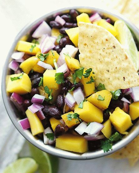 Foto cu salsa de fasole neagră și mango