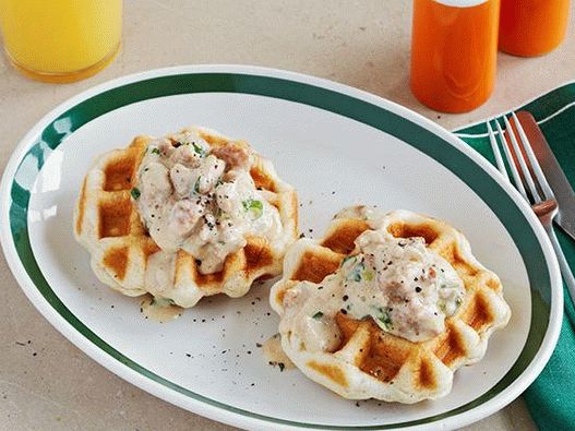 Photo Butter rolls in a waffle iron with sos carne