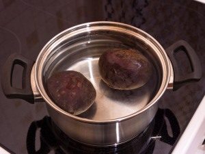  " ></li>
<li>Coji ceapa, toacă fin.  Toarna ceapa amara in zece minute de fierbere apă, apoi clătiți sub apă curgătoare. </li>
<li>Tăiați fin fileul de hering. </li>
<li>Frecați mărul decojit printr-o răzătoare medie. </li>
<li>Ne colectăm salata, toate ingredientele preparate sunt netede așezați în straturi pe un vas în următoarea ordine: cartofi, hering, ceapă, morcovi, măr.  Înveliți ușor fiecare strat cu maioneză. <img src="/wp-content/uploads/images/seledka_pod_shuboj_novogodnyaya_foo_4.jpg"alt=