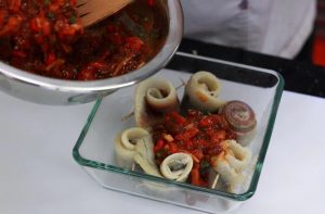  " ></p>
</li>
<li>
<p>Pune heringul parfumat gata pe o farfurie, toarnă sos, decorați cu pătrunjel și serviți imediat. </p>
</li>
</ol>
<h5><span id="Cuvinte_cheie">Cuvinte cheie: </span></h5>
<ul>
<li>aperitiv </li>
<li>pește </li>
<li>cu hering </li>
<li>hering </li>
<li>hering </li>
</ul>
</p><script>
if (typeof jsInputerLaunch === 