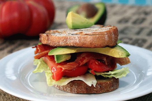 Sandwich foto cu salată Pancetta, Avocado și Romano