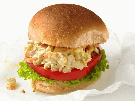 Sandwich cu salată de pui foto