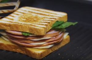 Sandwich cu șuncă și brânză - 2