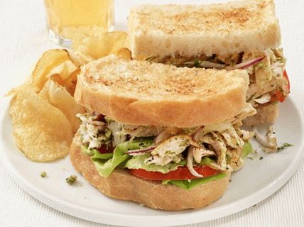 Sandwich-uri foto cu pui la grătar și pesto