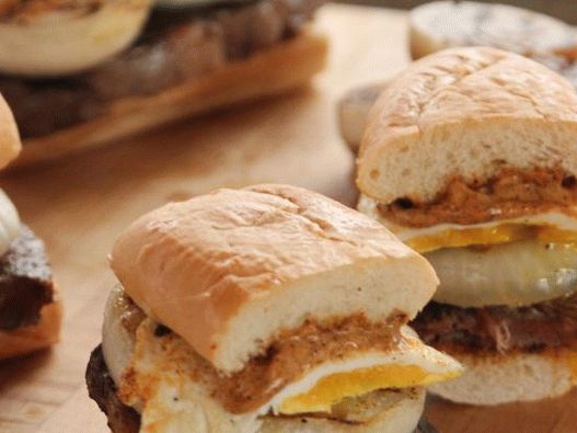 Sandwich-uri foto cu friptură de vită și ouă prăjite