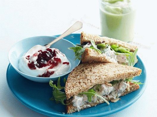 Sandwich-uri foto cu pui, fierte în ceai verde și smoothie cu avocado