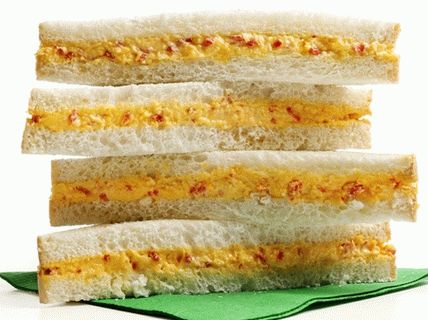 Sandwich-uri foto cu brânză și ardei cu pimento