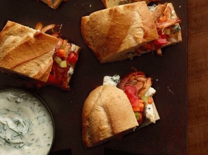Sandwich-uri de carne de pui brațat în sos de bivol și Ranch