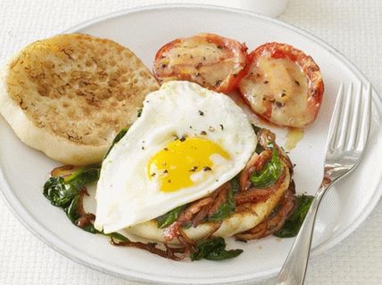 Sandwich-uri foto cu ouă prăjite și spanac