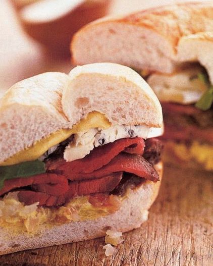 Sandwich-uri foto cu friptură, brânză albastră și șaluri coapte
