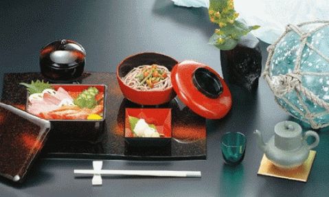 Setarea mesei pentru sushi