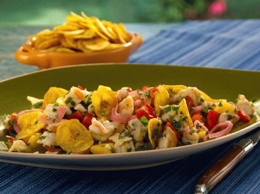 Foto cu Ceviche din coaja de mare și creveți cu ardei serrano, mango, roșii afumate și chipsuri de banane crocante