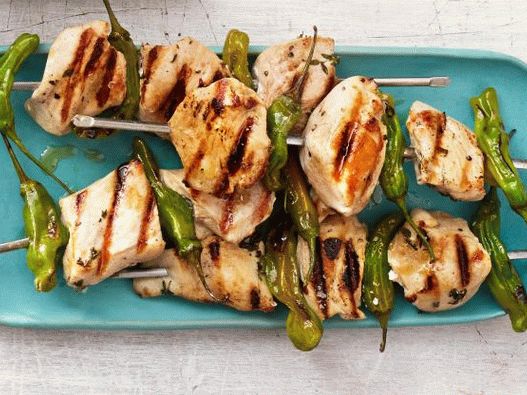 Photo kebabs de pui în suc de lămâie și ardei shishito