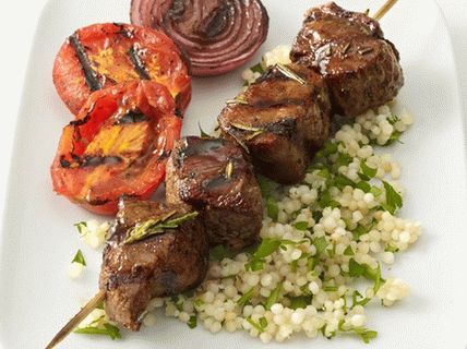 Foto din carne de vită Kebab cu cuscus