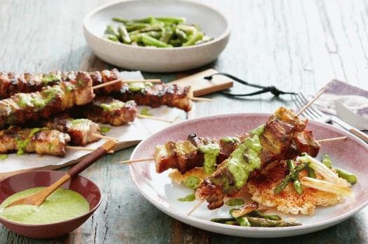 BBQ de porc de fotografie și o farfurie de orez cu semințe de susan