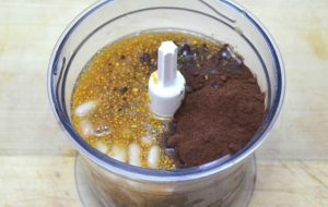  " ></li>
<li>Bateti pana se netezesc. </li>
<li>Filtrează masa finită printr-un colizor.  <img src="/wp-content/uploads/images/shokoladnaya_pasta_iz_fasoli_kannellini_foo_4.jpg"alt=
